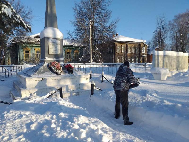 Мемориалы и памятники Васильевского сельского поселения очищены от снега.