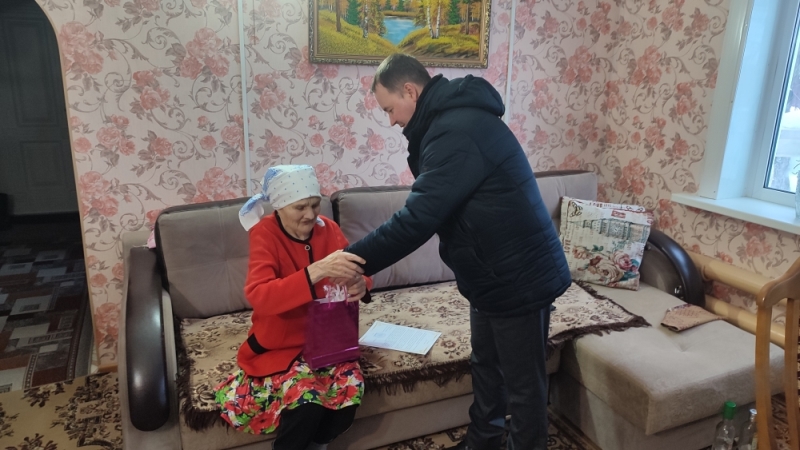 В с. Васильевское поздравили юбиляра.